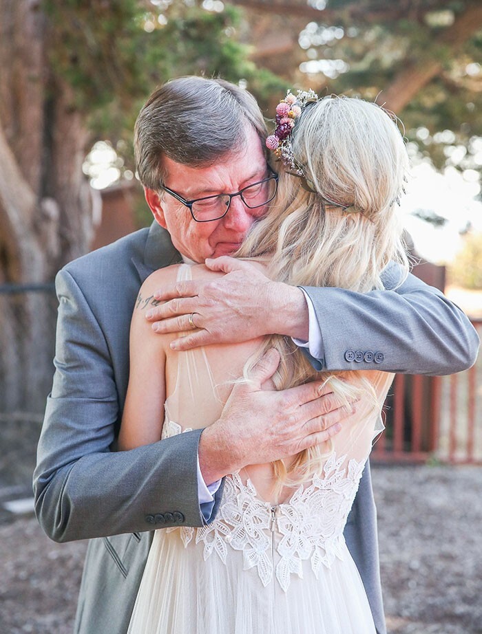 25. Отец обнимает дочь на её свадьбе