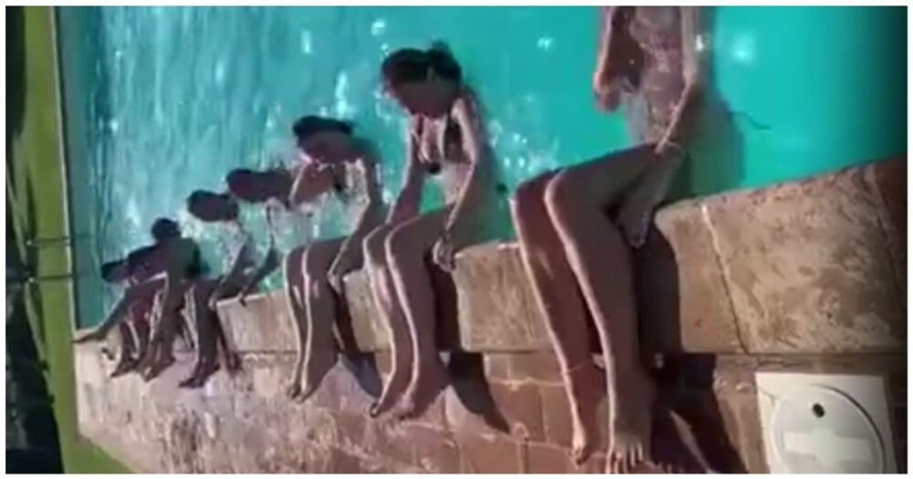 Попытки девушек выбраться из бассейна