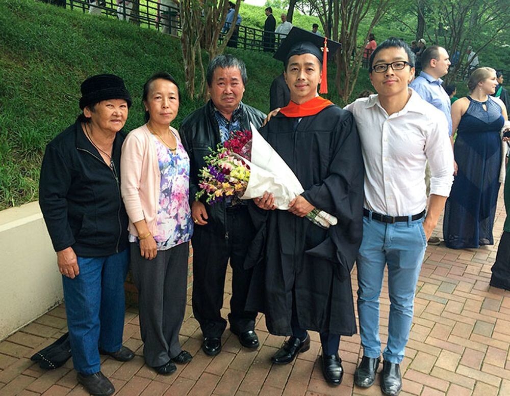 «Мой брат был первым, кто получил степень магистра в моей семье. Мой папа не мог перестать плакать»