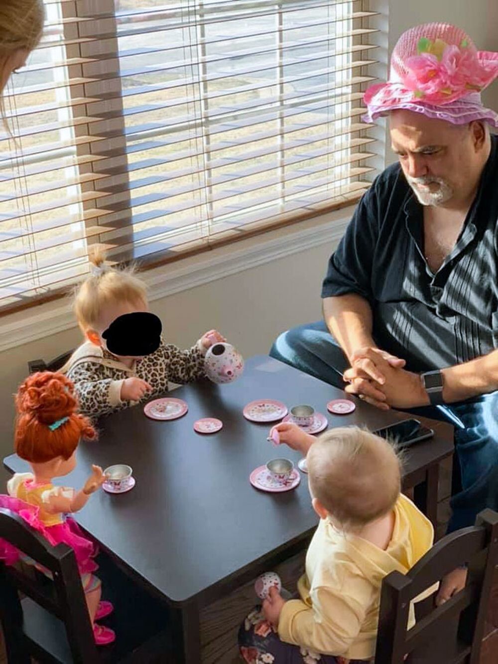 «Мой папа, наслаждающийся чаепитием с моей дочерью и племянницей»