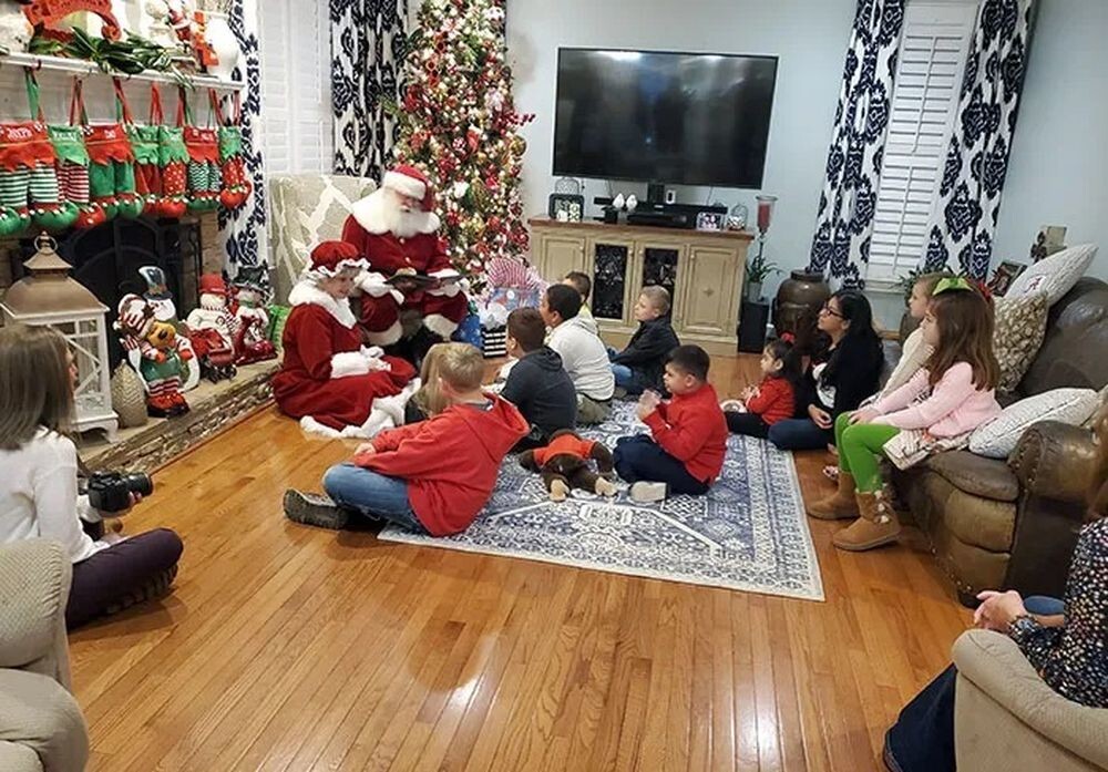 «Мой папа водит школьный автобус для детей с особыми потребностями, и в этом году он пригласил всех их к себе домой, чтобы показать им Санта-Клауса. Он также купил подарки для всех, чтобы Санта подарил их»