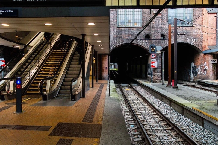 5. Железнодорожный вокзал Копенгагена выглядит как два изображения
