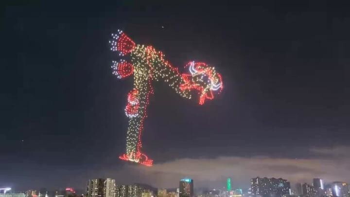 Огромного дракона из дронов запустили в небо в Китае