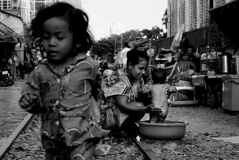 Мрачные фото о том, как живут в самом бедном районе Камбоджи