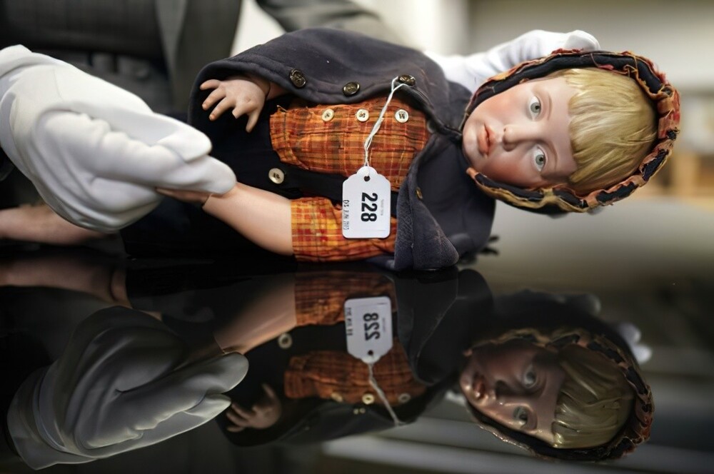 Антикварная кукла без ноги ушла с аукциона за большие деньги