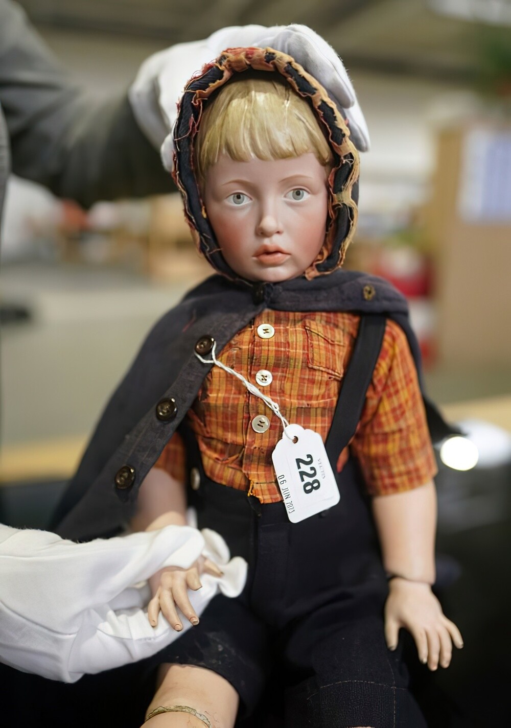 Антикварная кукла без ноги ушла с аукциона за большие деньги