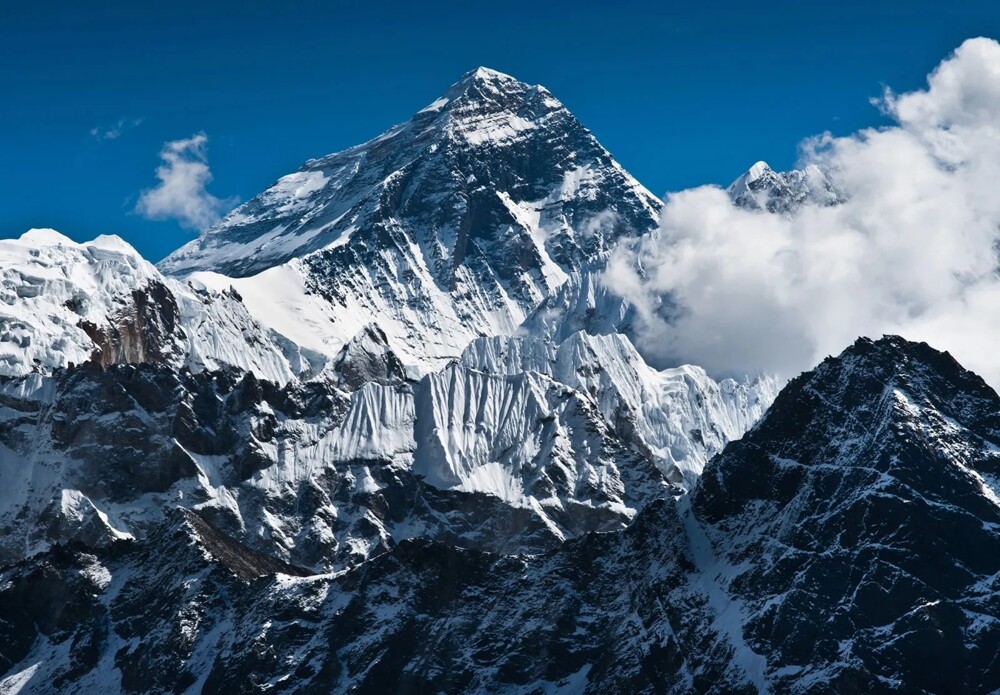 18. Новозеландец Эдмунд Хиллари и непалец Тенцинг Норгей 70 лет назад первыми покорили Эверест. Это произошло в 1953 году