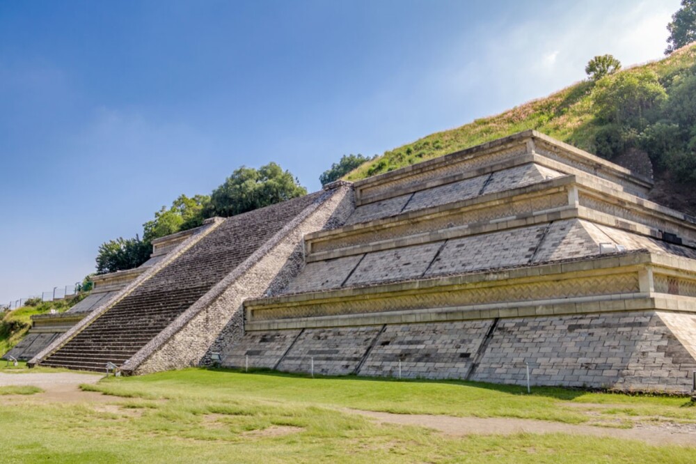 1. Многие считают египетские пирамиды самыми большими в мире. Но Великая пирамида Чолулы в Мексике считается крупнейшей по объёму известной пирамидой