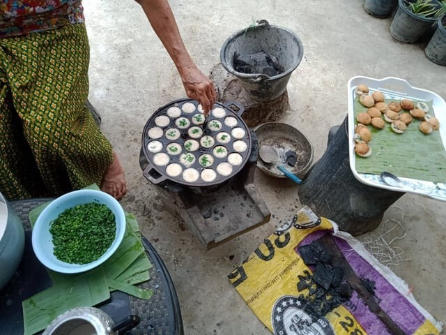 5. Прямо на улице местные жители готовят традиционный тайский десерт - кханом крок - кокосово-рисовые оладьи