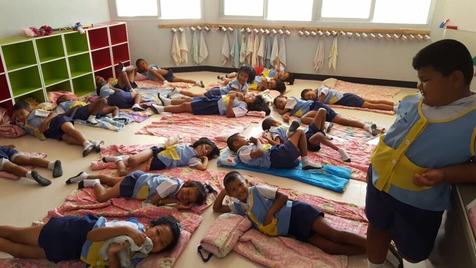 13. В детских садах спят без кроватей