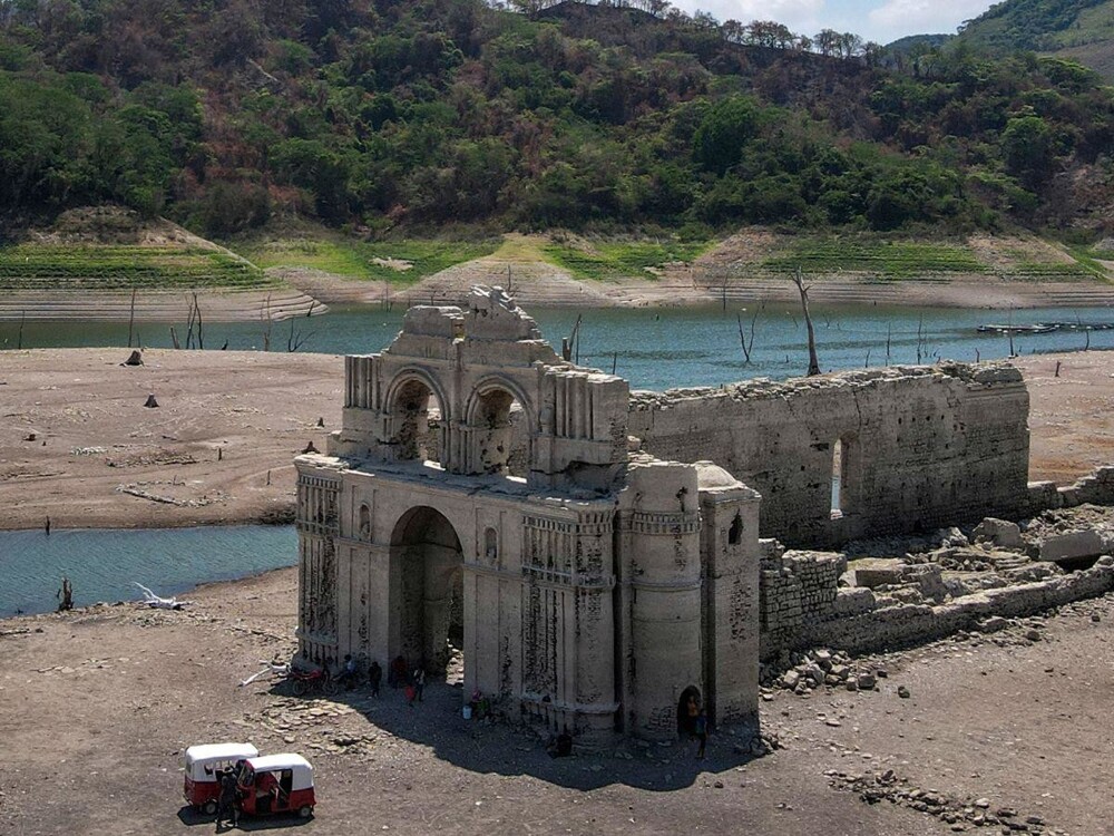 В Мексике засуха полностью обнажила затопленную старинную церковь
