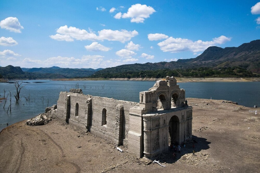 В Мексике засуха полностью обнажила затопленную старинную церковь