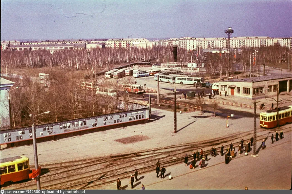 Челябинск, конечная остановка "ЧМЗ", 1972-1973 годы. В кадр попали трамваи КТМ-2+КТП-2, троллейбусы ЗиУ-5, автобусы ЛАЗ, Икарус и др.