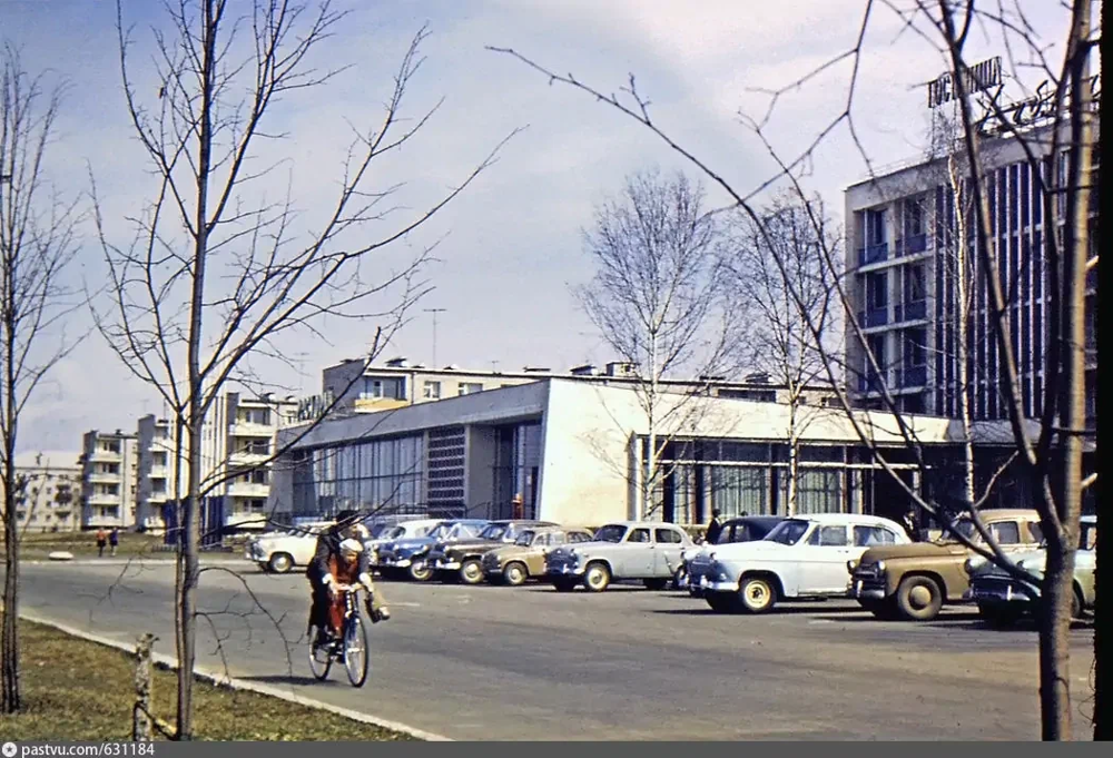 Дубна Московской области, у гостиницы "Дубна", 1963-1965 годы.