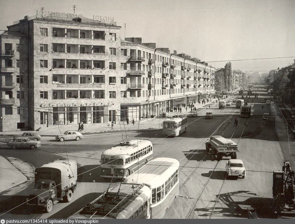 Ереван, Армянская ССР. Транспортное многообразие на проспекте Октемберяна (ныне Комитаса), 1966 год.