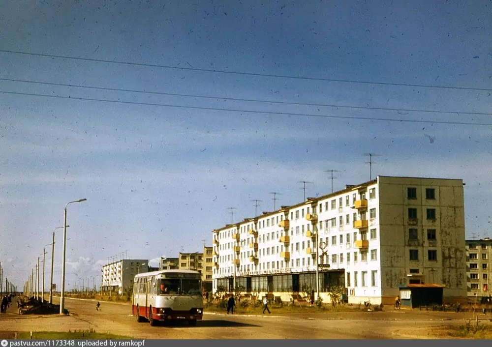 Северодвинск Архангельской области. Улица Ломоносова, 1970-1974 годы. Автобус ЛиАЗ-677.