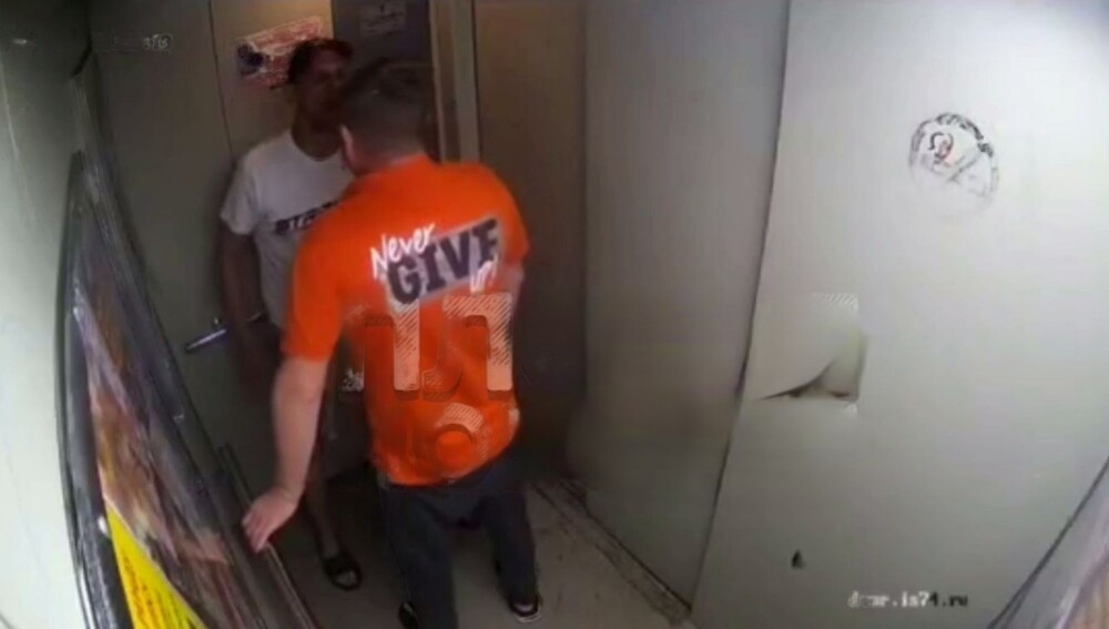 В Магнитогорске пьяные мужчины устроили эпичную драку в лифте