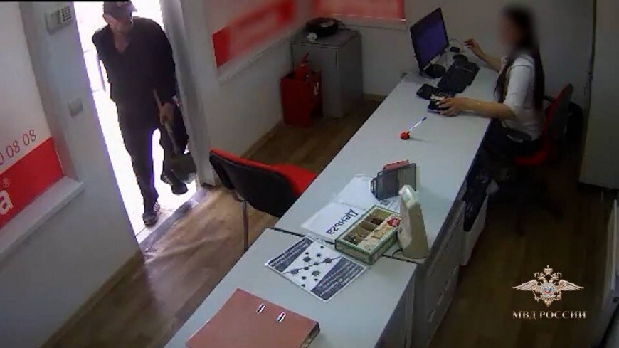 В Пскове мужчина напал с сапёрной лопатой на офис микрозаймов