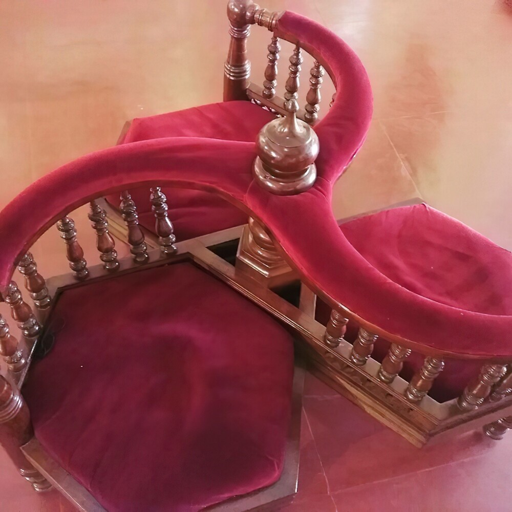 18. Викторианское «кресло для беседы» — для юной дамы, её кавалера и её сопровождающего