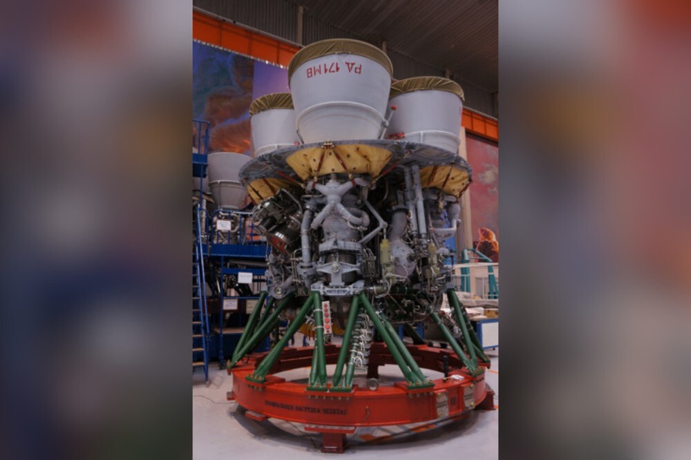 "Роскосмос" показал образец самого мощного ракетного двигателя