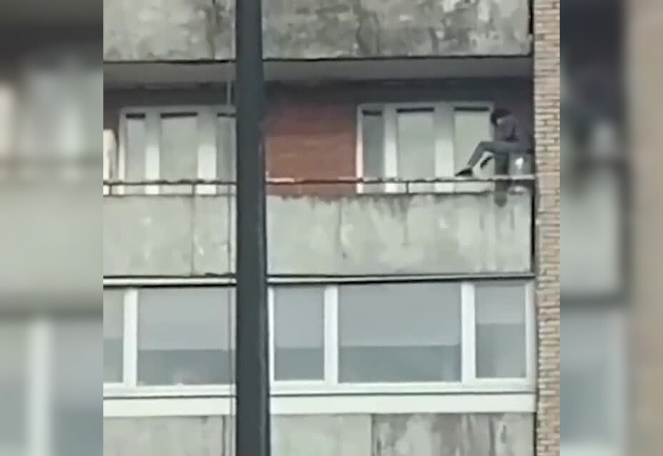 В Санкт-Петербурге заметили мужчину, который исполнял на балконе акробатические этюды