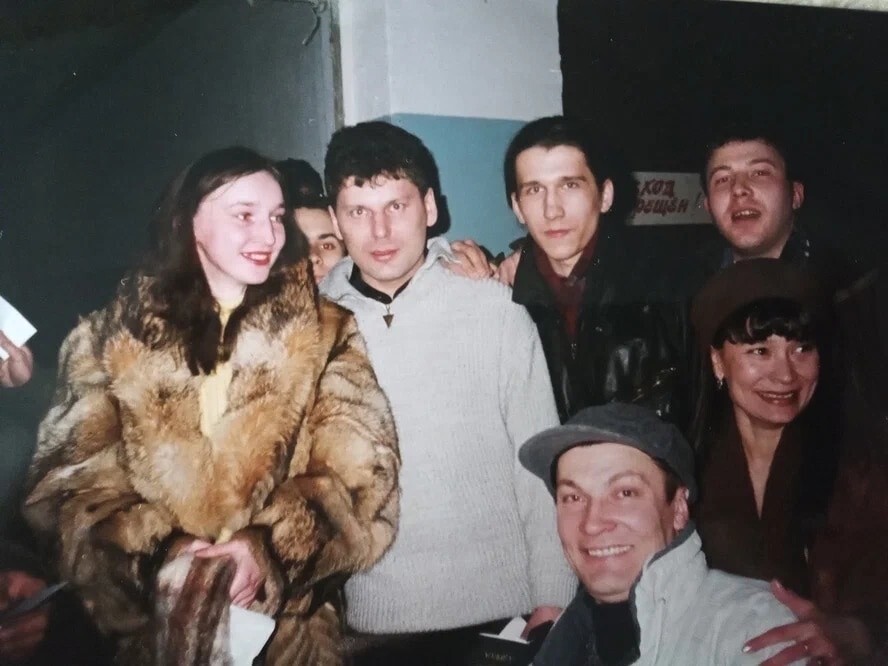 Киров, 1998 год. Юрий Хой с фанатами после концерта.