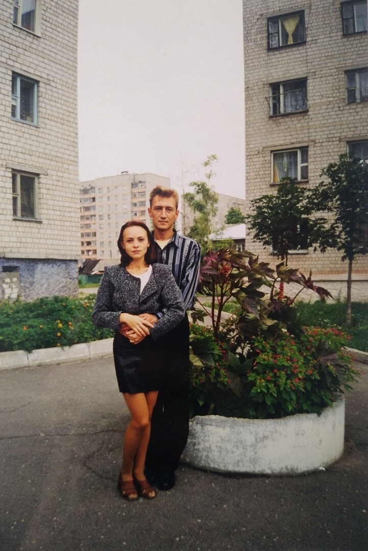 Молодая пара во дворе, 1997 год.