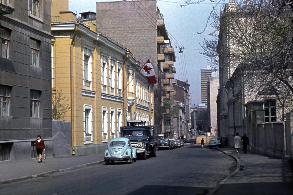 Посольство Канады в Староконюшенном переулке.