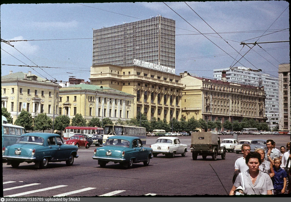 Вид на площадь 50-летия Октября (ныне - Манежная площадь). 