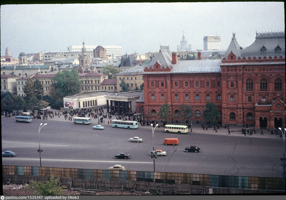 Площадь Революции (сейчас - Театральная) тогда ещё была полноценной городской магистралью.