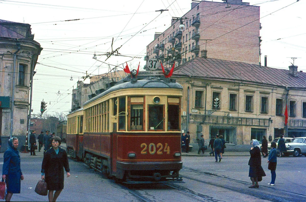 Трамвай КМ на Бауманской улице. Такие трамвайчики бегали по улицам Москвы до 1974 года.
