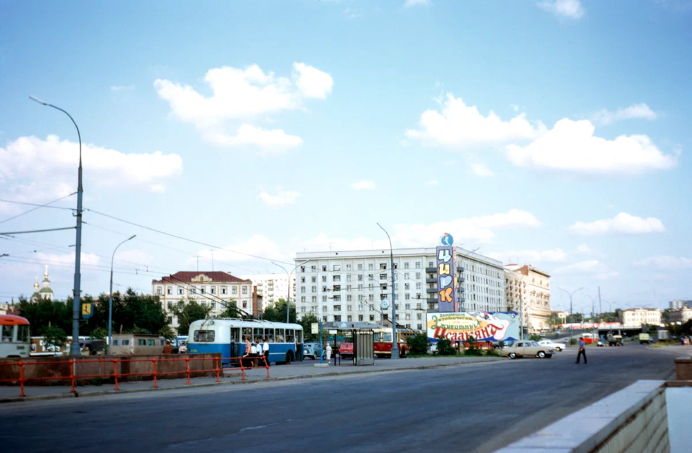 Улица Крымский вал рядом со входом в Парк Горького.