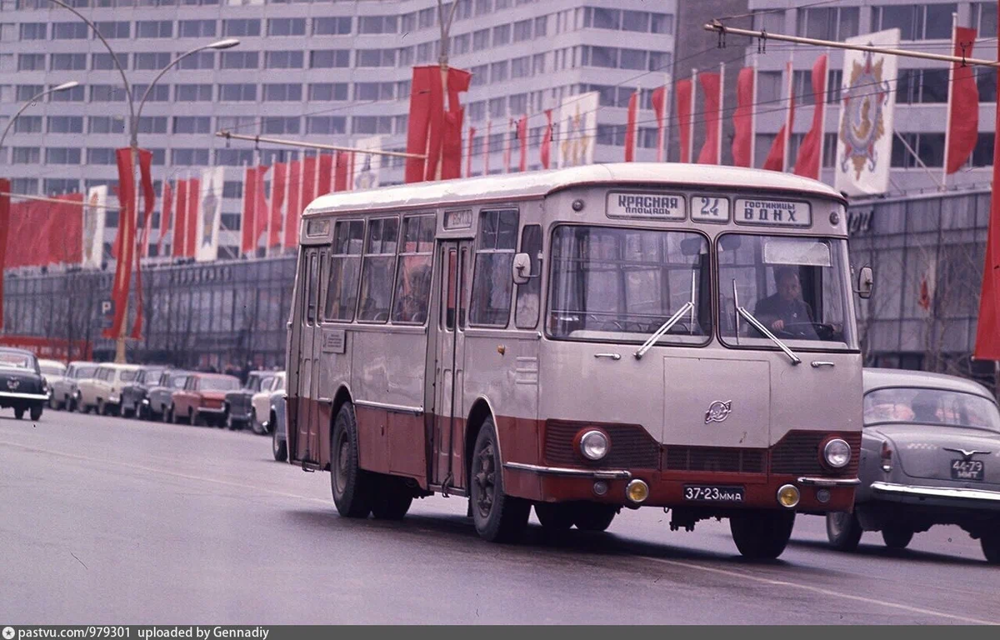 Новенький ЛиАЗ-677  на проспекте Калинина (ныне - улица Новый Арбат).