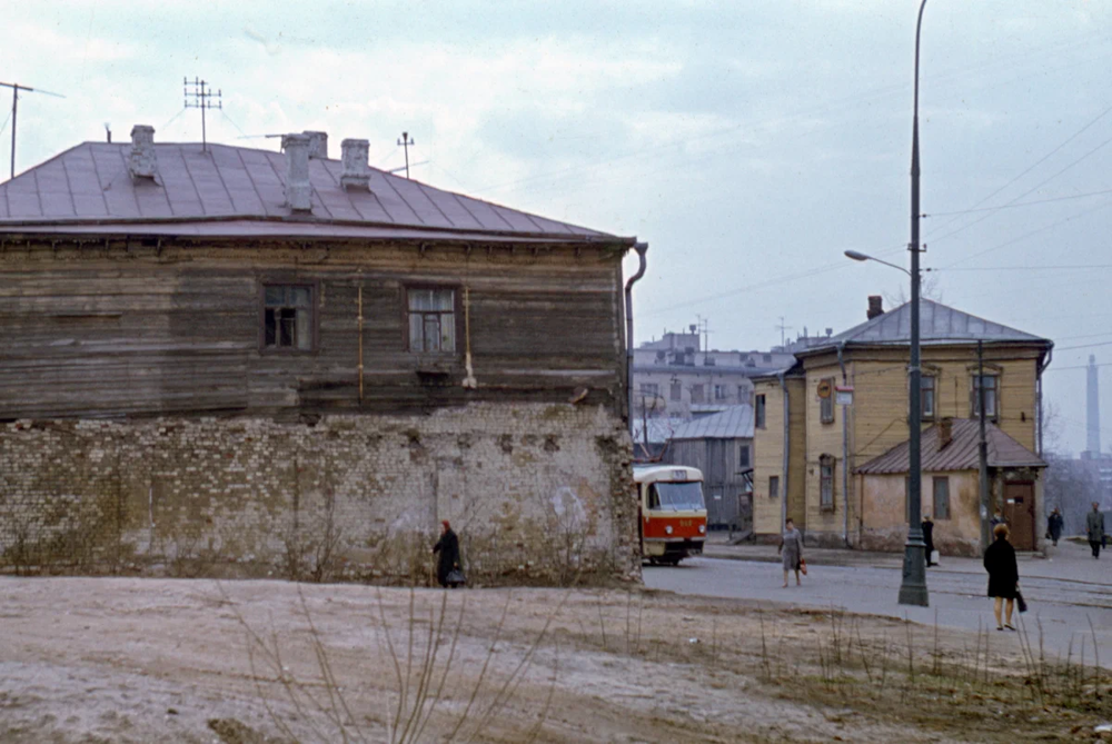 Яркая "Татра" выглядывает из-за дома на Большой Калитниковской улице неподалёку от перекрёстка с улицей Талалихина.
