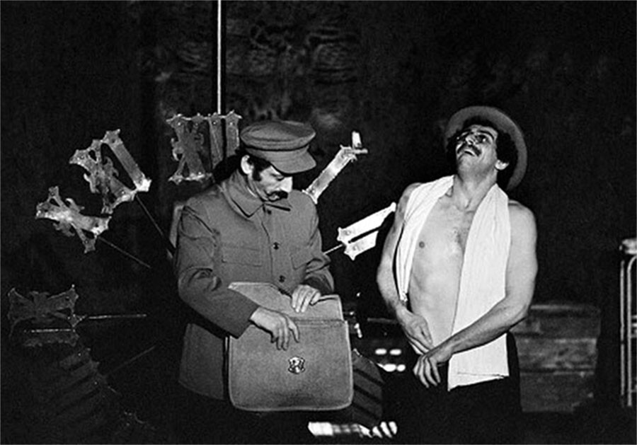 Семен Фарада и Иван Дыховичный в спектакле Театра на Таганке "Мастер и Маргарита". 1977 год.