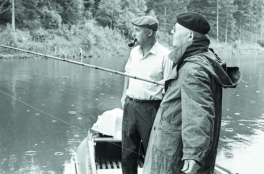 Писатель Константин Симонов  и Маршал Советского Союза Иван Конев на рыбалке. 1966 год.