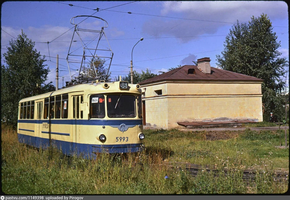 Трамвай 36 маршрута на конечной станции "Стрельна".
