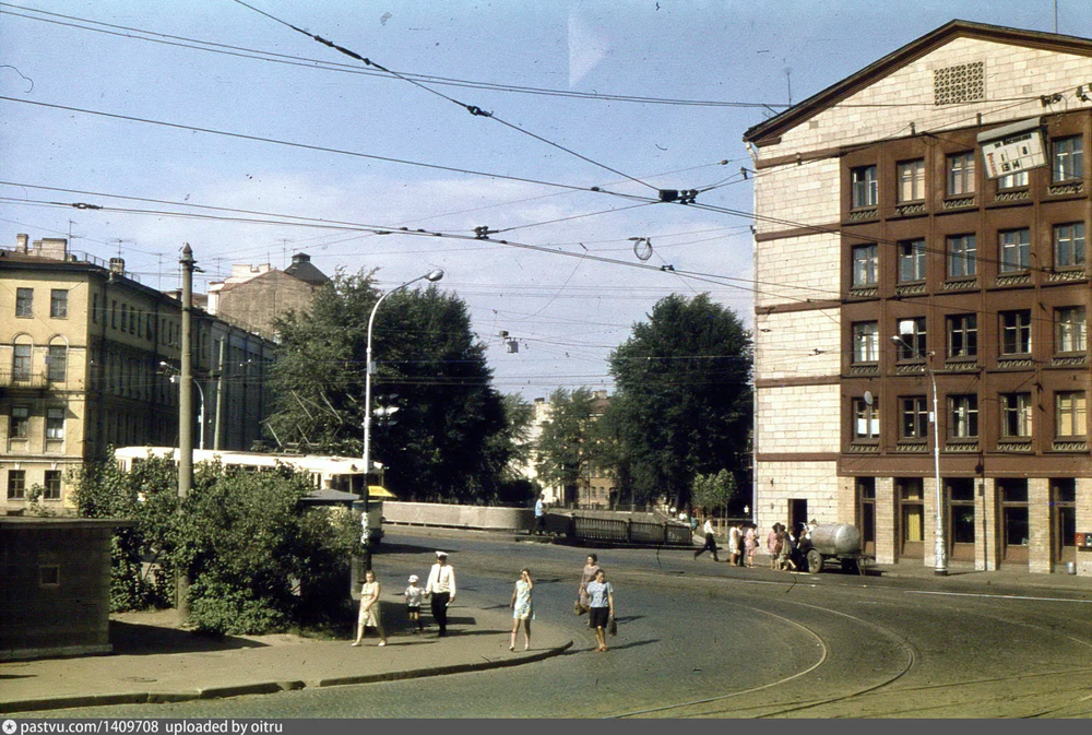 Поворот трамвая с Ново-Никольского моста на Садовую улицу.