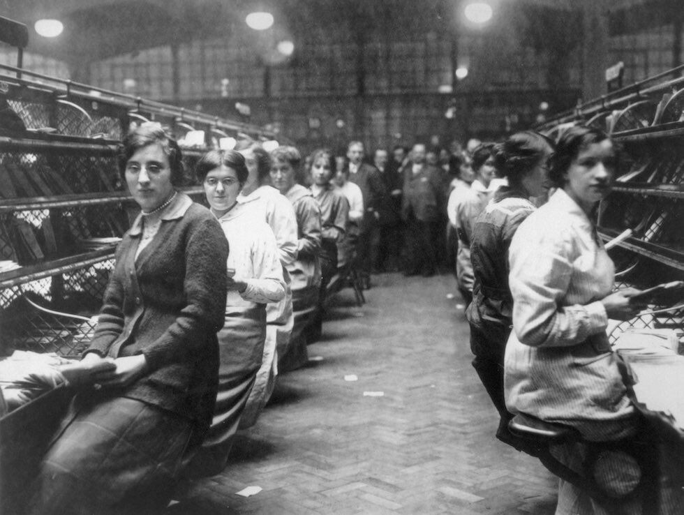 12. Женщины сортируют почту в почтовом отделении,1920 год