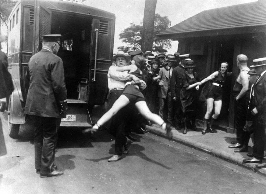 6. Арест девушки в слишком открытом купальнике, Чикаго, 1922 год