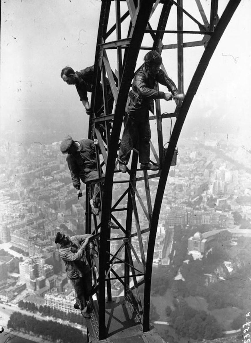 10. Эйфелеву башню перекрашивали 18 раз с момента ее первоначального строительства, в среднем раз в 7 лет - именно так её красили в 1932 году