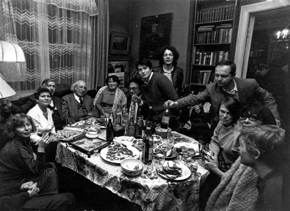 Борис Ратновский в квартире у Георгия Лесскиса. 20 декабря 1986 года. Автор: Юрий Рыбчинский. Москва.