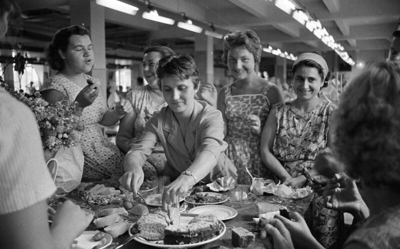 Справляют день рождения в цехе. 1964 год. Автор: Всеволод Тарасевич. Молдавская ССР, Тирасполь.