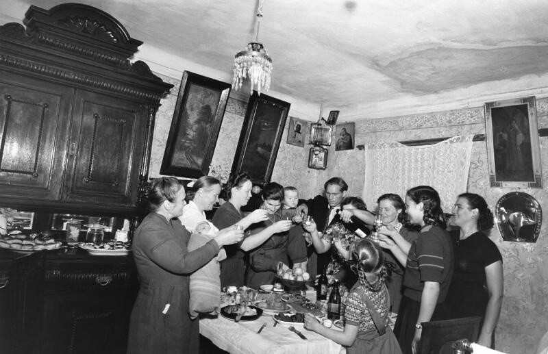 Встреча нового 1947 года в старой московской квартире. 31 декабря 1946 – 1 января 1947 года. Автор: Михаил Савин.