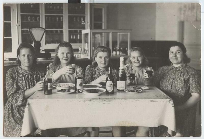 За праздничным столом. 1930-е.