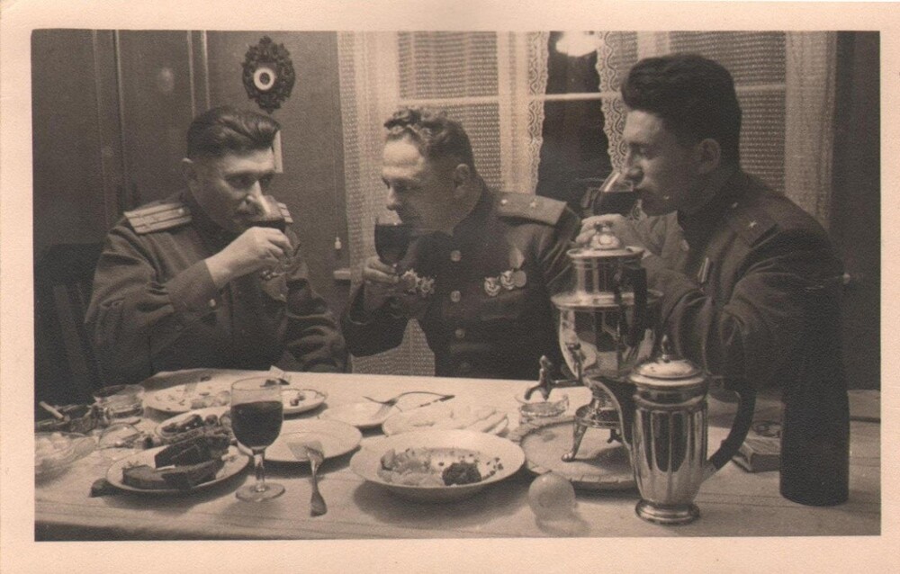 Боевые товарищи отмечают День Победы. 9 мая 1945 года. Неизвестный автор. Германия, г. Барт.