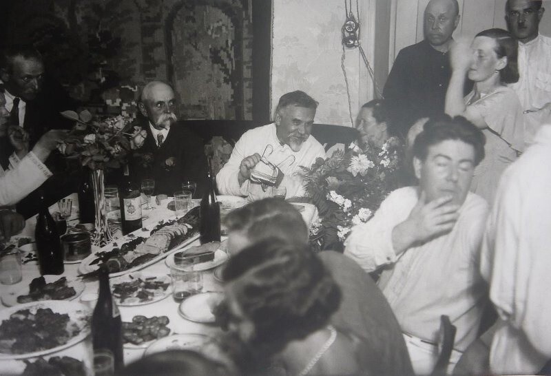 Константин Скрябин за праздничным столом. 1928–1930 годы. Автор: Роберт Диамент.