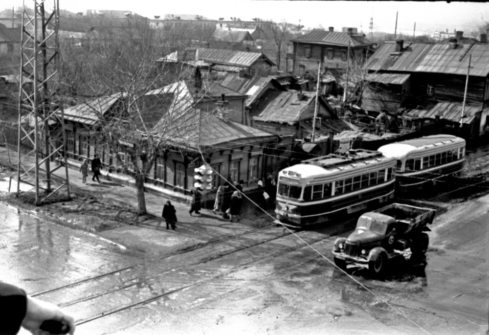 Ульяновск, перекресток улиц Минаева – 12 Сентября, 1967 год. трамвайный поездКТМ-1+КТП-1.