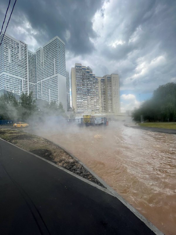 Улицу в Москве затопило кипятком