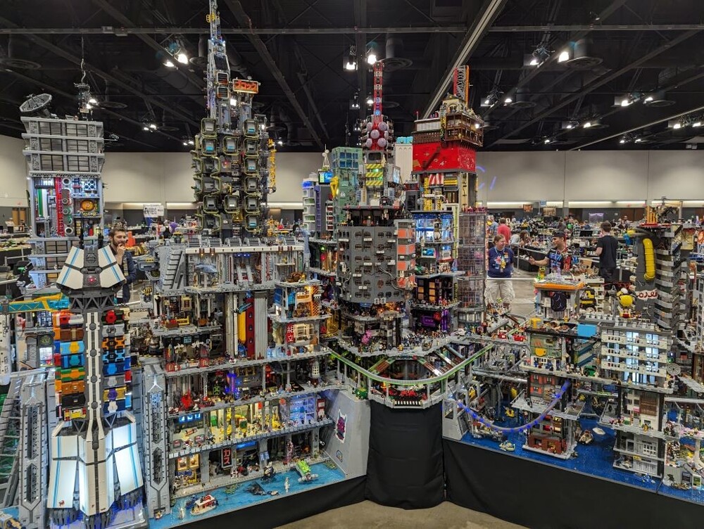 Энтузиасты создали впечатляющий киберпанк-город, используя миллион деталей LEGO